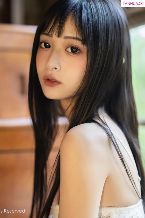   [XiuRen]高清写真图 2025.04.29 No.10215 茂木希子 性感红裙第37张图片